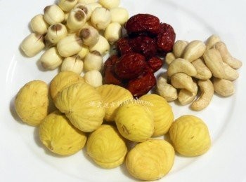 step1: 1.十全藥膳包用2500cc水熬煮至水量剩下6~7分，撈出藥膳包藥渣，留下藥膳湯備用