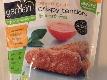 step1: 烤箱預熱180度，Crispy Tender 脆素雞解凍後，放進烤箱180度烘烤15分鐘至兩面金黃！配甜酸醬享用！