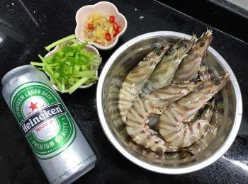 step1: 虎蝦沖洗，抹乾水剪走蝦腳及鬚
