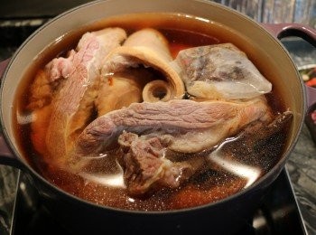 step4: 另煮一鍋水，水量可淹蓋過<span class="group_1">食材</span>，並加入洗好的整塊牛腩、滷水包、幾片薑和所有調味料（蠔油不加）。