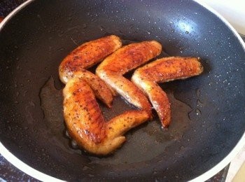 step3: 慢火，前後煎至金黃色，盛起然後利用吸油紙吸乾油分即可。