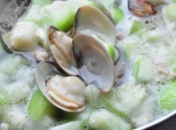 step4: 待水滾後，放入新鮮蛤蜊，馬上湯頭升級!