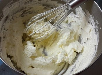 step5: 用打蛋器打發淡忌廉至抹端堅挺備用