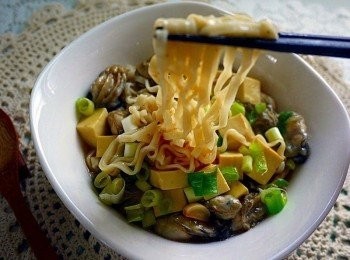 step8: 吸滿湯汁又Q彈的拉麵讓人一口接一口停不下來~ 喜歡吃辣的亦可自加少許辣椒更提味^^