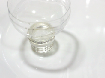 step4: 因為我用的都是小口瓶, 用保特瓶的上端, 做個小漏斗, 裝瓶更順手。大瓶口的玻璃瓶就不需要