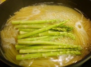 step2: 意粉加半茶匙鹽跟包裝袋指示減一分鐘煮熟, 中途放入露筍煮2-3分鐘