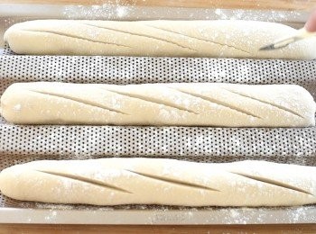 step8: 在麵糰上灑少許麵粉，用鋒利的刀在每條麵糰上𠝹3至4下