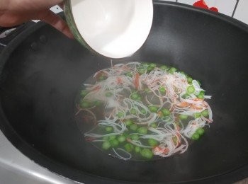 step5: 下蟹柳絲， 菜粒剛熟時， 下生粉水埋成玻璃芡