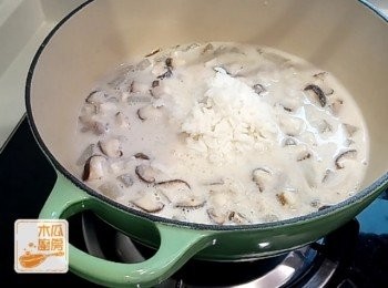 step7: 轉小火加入白飯，煮至微軟；加入<span class="group_3">調味</span>、芹菜粒即可熄火