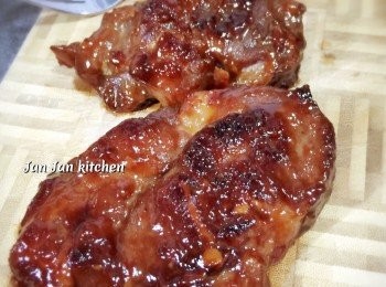 step3: 水開始時不用放太多，到中途覺得不夠才酌量加點，否則水太多變成好像炆肉，叉燒就唔得香。汁料多少可因應個人喜好決定。我自己就不太喜歡多汁，故此就將汁收得比較乾，叉燒焦焦地的樣子。