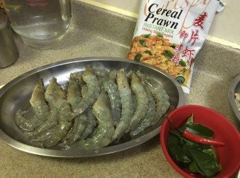 step2: 海蝦沖洗後瀝乾，去尾部去殼挑腸留蝦頭備用, 海蝦用海鹽及胡椒粉略醃, 咸蛋烚熟後, 留咸蛋黃部份輕壓碎, 辣椒切粒, 香葉備用