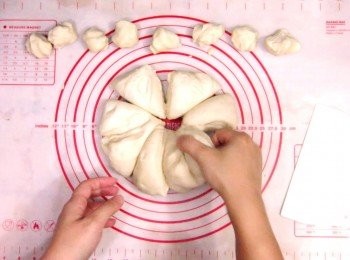 step8: 油酥也從雪櫃拿出來，分成8等份