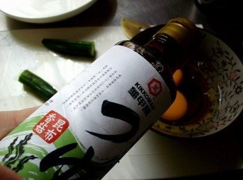 step6: <span class="group_3">蛋包秋葵</span>秋葵沸水中川燙10秒撈起，打蛋液後加少許料亭和露拌勻