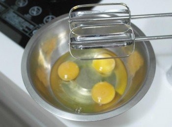 step4: 把3顆雞蛋打入乾淨的容器中!!! 準備用電動打蛋器打發~~