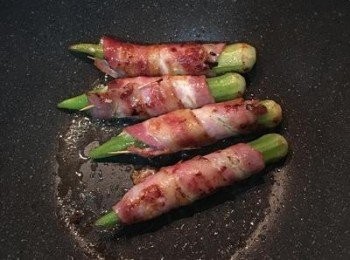 step8: 小火煎到培根的外表上色且酥香時，