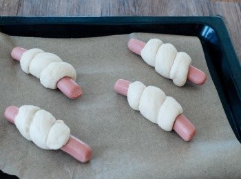 step5: 將麵糰包著香腸，用保鮮紙包好，再發酵45分鐘