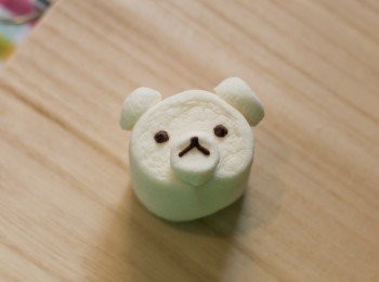 step5: 綿花糖小熊做法：用牙簽小心點上溶化之黑朱古力畫上小熊的樣子