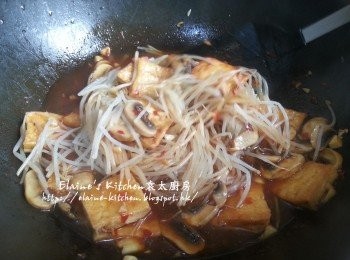 step7: 最後加入銀芽拌勻炒數分鐘至半收汁