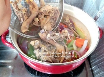 step5: 再加入紫洋蔥拌炒數分鐘 , 加入雞骨及熱水拌勻用中火煲15分鐘