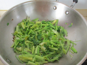 step4: 再倒入芹菜不斷的翻炒出香味。