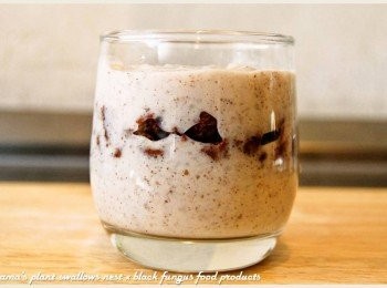 step4: 接著再填入黑木耳米布丁，直到距離玻璃杯口約1公分處。