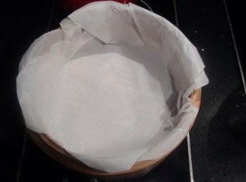 step3: 將蒸籠舖上一層烘焙紙。