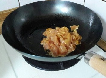step2: 雞肉切片用半匙沙茶醬和半匙醬油醃半天 , 鍋子燒熱加一湯匙油 , 把雞肉加入煎至二面金黃