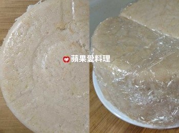step10: 放涼後，用刀在內鍋裡輕輕刮一圈後，將內鍋倒扣，即可輕易取出蘿蔔糕。對切後，用保鮮膜包好，放冰箱冷藏，可保存2~3天。