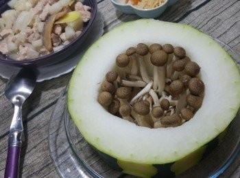 step8: 將一部份真姬菇平舖在冬瓜底部，剩下的沿冬瓜圈擺放