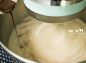 step6: 沿著盆邊一邊快速倒入步驟(2)完成的巧克力醬，一邊快速攪拌至混合即可。