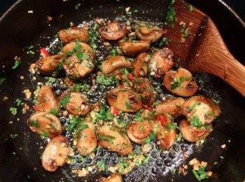 step4: 加入蒜末炒出香氣,倒入白酒煮至酒精揮發,最後加入奶油及香草,撒上海鹽及黑胡椒粉即可起鍋。