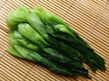 step4: 起鍋後放稍涼,可利用[壽司用捲簾]捲起燙熟的青江菜將水份去除。