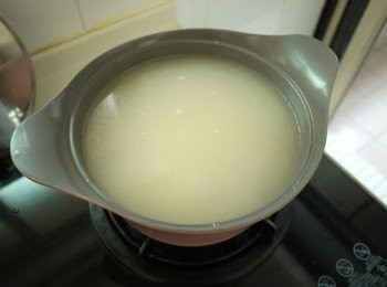 step4: 將白飯、大骨湯1500ml~1800ml至於鍋內煮滾(可先加入些許高湯,煮滾後再依自己喜歡的濃稠度加入剩餘高湯調整)
