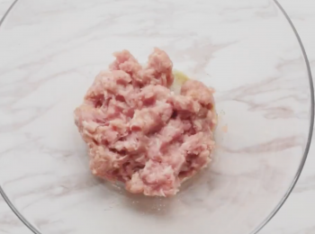 step3: 豬絞肉加入調味攪拌至有黏性,備用
In a separate bowl, combine ground pork and seasoning and mix well with hands.