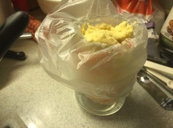 step4: 如感覺太硬可加少許牛奶攪勻, 把麵團放入o即袋(已放o即花咀)