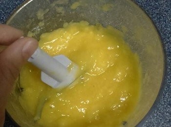 step4: 芒果洗淨起肉，留些完整的芒果肉做裝飾，230克芒果肉放入攪拌機内打成芒果蓉。