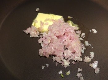 step2: 用少許油和牛油爆香乾蔥。