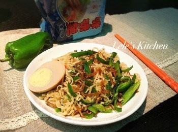 step6: 不得不說
青椒特有的口感和小魚乾 非常搭配呢~
不敢吃青椒的朋友
也可以替換成其他蔬菜哦！
 
這道懶人料理，無需多做調味
只要用現有的調味粉包 就很好吃了！
 
上班族朋友們 下班後可以嘗試看看
只要10分鐘 就香噴噴上桌了哦^^