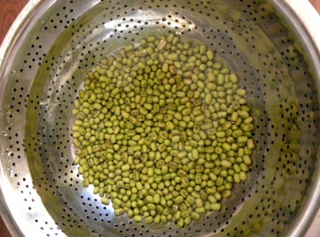 step1: 將綠豆洗淨後浸泡1-2個小時；
