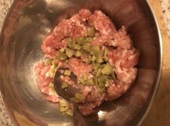 step1: 橄欖切碎, 然後混和在豬肉內, 並用手攪動着, 即是肉變得有一點像起膠的感覺