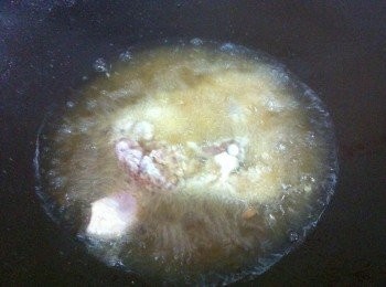 step5: 取出鍋，加入適量的炸油，油熱，把沾上炸雞粉的雞腿，雞皮朝下油炸