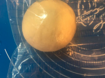 step2: 將粉團放入保實袋，碌成18cm x 18cm，放入冰箱雪至硬。（約15-20分鐘）