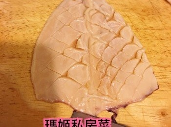 step1: 細乾魷魚用水浸軟👉🏻洗乾淨👉🏻用刀界花紋👉🏻一開二