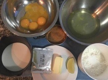 step1: 將蛋分成蛋黃和蛋白(蛋白裡不能沾到水或油)。