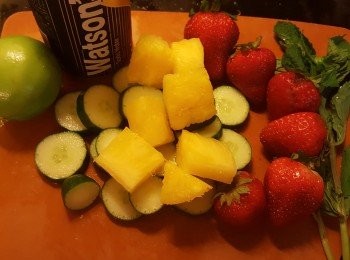 step1: 搗碎薄荷葉,然後放入杯底,加入青檸汁