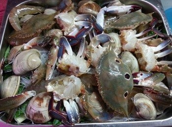 step9: 再將洗好了的海鮮排上,大火蒸15分鍾即可