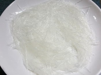 step5: 將已經浸軟的粉絲放蒸碟內