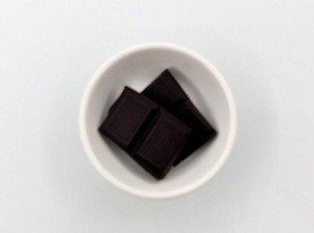 step7: 可依個人喜好來添加巧克力,熄火前加入黑巧克力可讓咖哩的醬汁風味變得更有層次及深度。