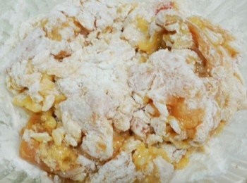 step2: 炸之前將雞肉沾上日式太白粉