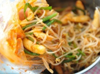 step3: 再以手套用手將所有醬料與<span class="group_1">食材</span>拌勻即可